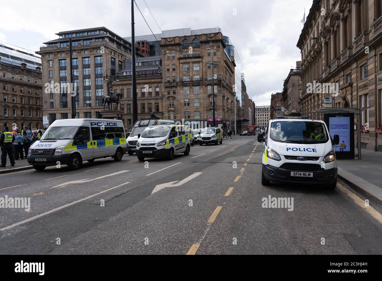 Descrizione: Glasgow, Regno Unito. 20 Giugno 2020. Enorme presenza della polizia mentre i manifestanti antifascisti si riuniscono in George Square a Glasgow in risposta ai recenti incontri dei manifestanti di estrema destra. Credit: Richard Gass/Alamy Live News Foto Stock