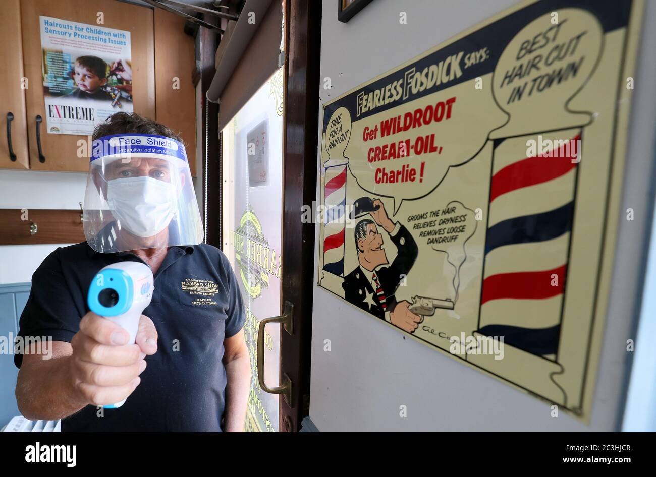 John o'Loughlin, proprietario del barbiere tradizionale Tallaght, possiede un termometro a infrarossi presso la sua sede a Dublino, dopo l'annuncio ieri che parrucchieri e barbiere possono riaprire il 29 giugno dopo che il governo ha presentato una serie di misure di rilassamento. Foto Stock