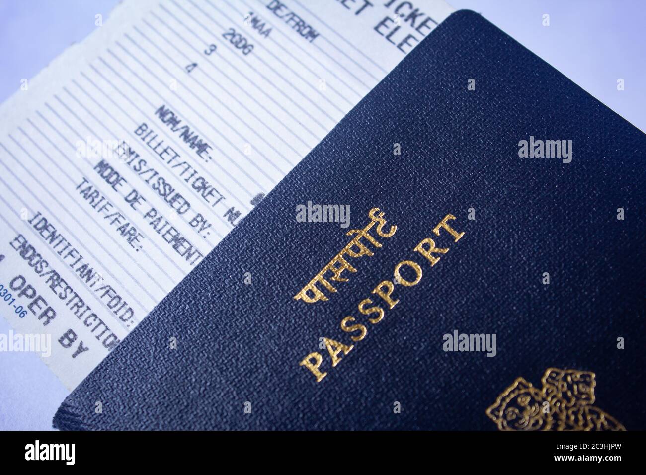 Documento di viaggio valido nella carta d'imbarco e nel passaporto. Passaporti della Repubblica dell'India. Foto Stock