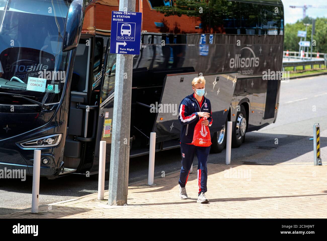 I giocatori del FC Stoke City arrivano prima della partita del campionato Sky Bet allo stadio Madejski, Reading. Foto Stock