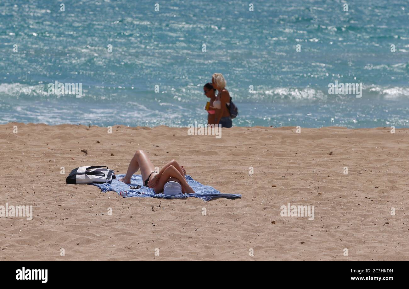 La gente si può prendere il sole o nuotare nella spiaggia di El Arenal, poiché alcune province spagnole sono autorizzate ad allentare le restrizioni di blocco durante la seconda fase, in mezzo ai coronavi Foto Stock
