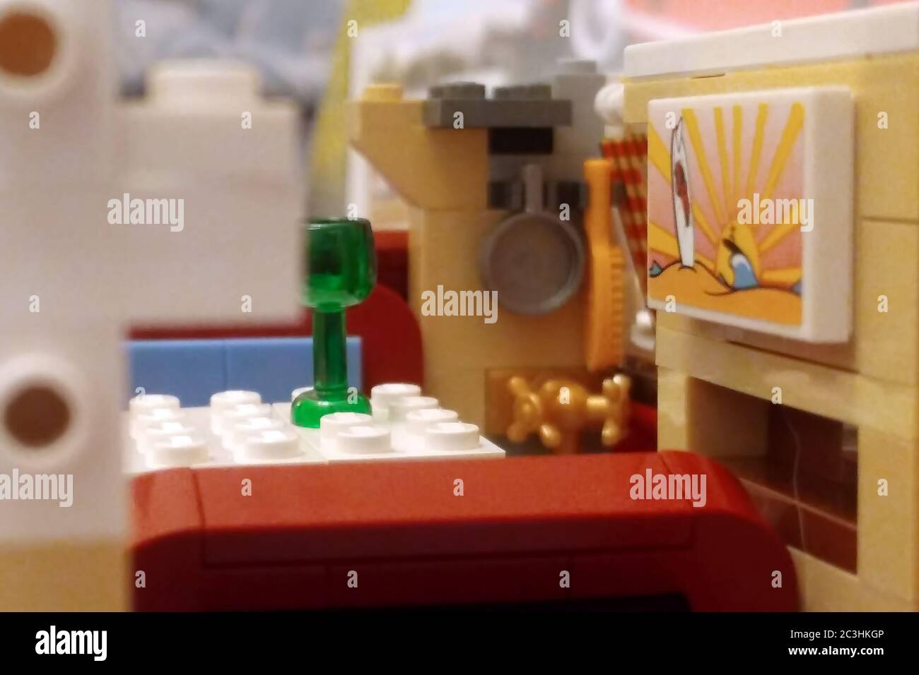 Mosca, Russia - 08 maggio 2019: Montaggio di un minibus Volkswagen Transporter T1 da Lego. Interno di auto giocattolo. Primo piano . Tavolo con vetro da blocchi Foto Stock