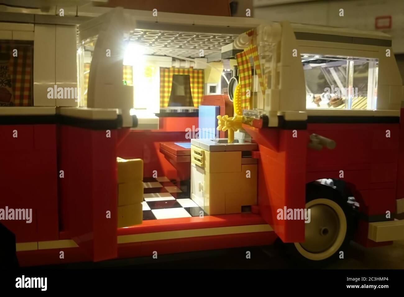 Mosca, Russia - 08 maggio 2019: Montaggio di un minibus Volkswagen Transporter T1 da Lego. Auto giocattolo berlina. Primo piano Foto Stock