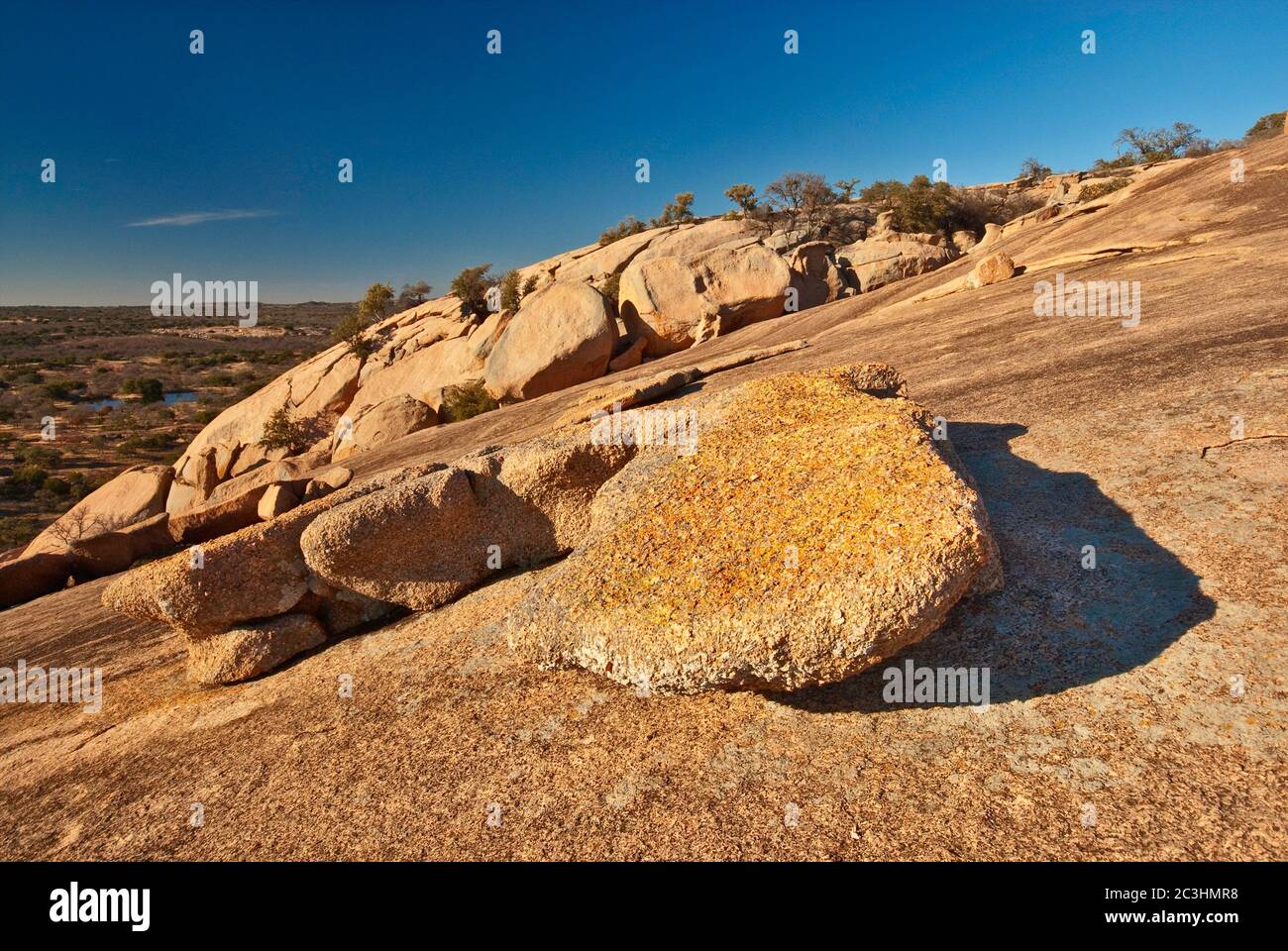 Sfogliate gli strati di granito a Cupola della Roccia incantata nel paese collinare nei pressi di Fredericksburg, Texas, Stati Uniti d'America Foto Stock