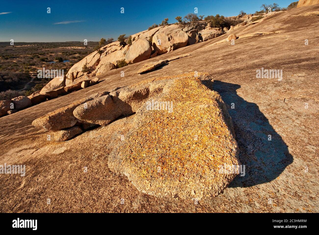 Sfogliate gli strati di granito a Cupola della Roccia incantata nel paese collinare nei pressi di Fredericksburg, Texas, Stati Uniti d'America Foto Stock