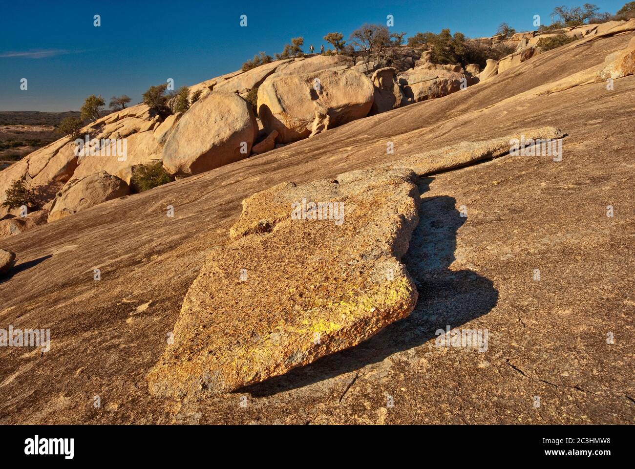 Sfogliate gli strati di granito a Cupola della Roccia incantata nel paese collinare nei pressi di Fredericksburg, Texas, Stati Uniti d'America Foto Stock