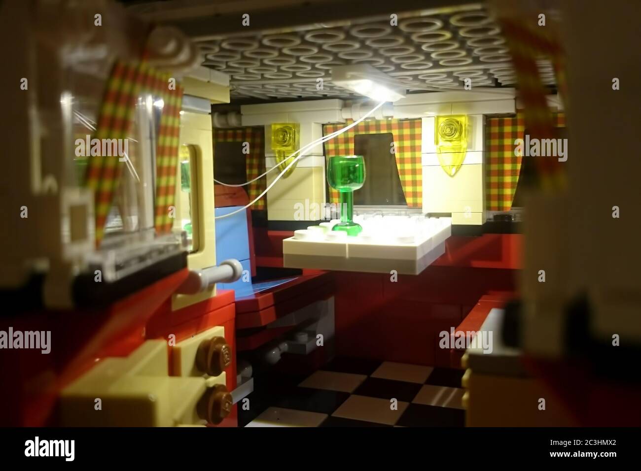 Mosca, Russia - 08 maggio 2019: Montaggio di un minibus Volkswagen Transporter T1 da Lego. Auto giocattolo berlina. Primo piano Foto Stock