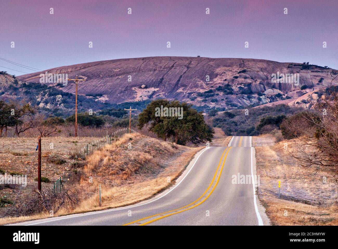 Main Dome of Enchanted Rock dall'autostrada 965 all'alba, nella regione collinare vicino Fredericksburg, Texas, Stati Uniti Foto Stock