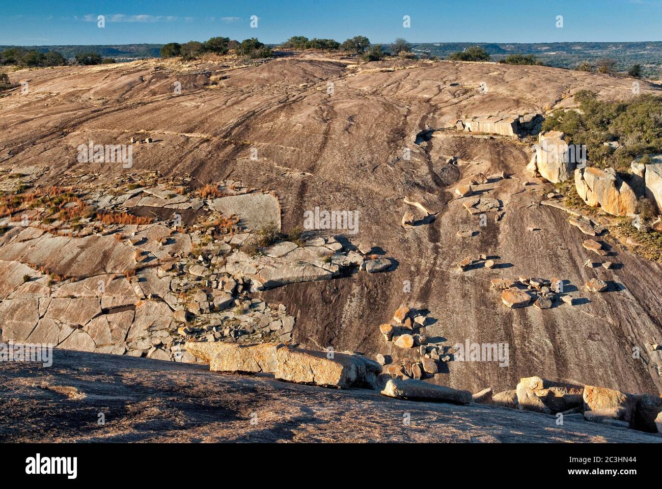 Sfogliate gli strati di granito a Little Rock in roccia incantata Stato Area Naturale nel paese collinare nei pressi di Fredericksburg, Texas, Stati Uniti d'America Foto Stock