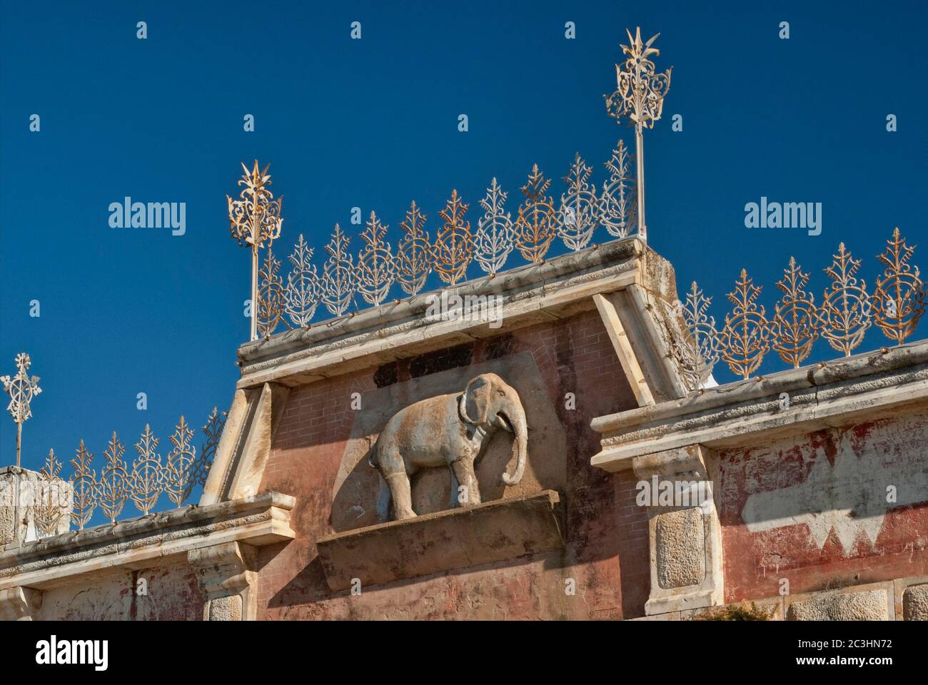 Parapetto di rilievo degli elefanti e ricco cresting di ferro presso il White Elephant Saloon Limestone Building, 1888, sulla East Main Street a Fredericksburg, Texas, USA Foto Stock