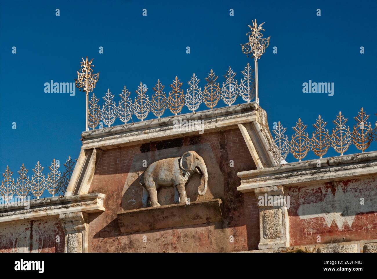 Parapetto di rilievo degli elefanti e ricco cresting di ferro presso il White Elephant Saloon Limestone Building, 1888, sulla East Main Street a Fredericksburg, Texas, USA Foto Stock