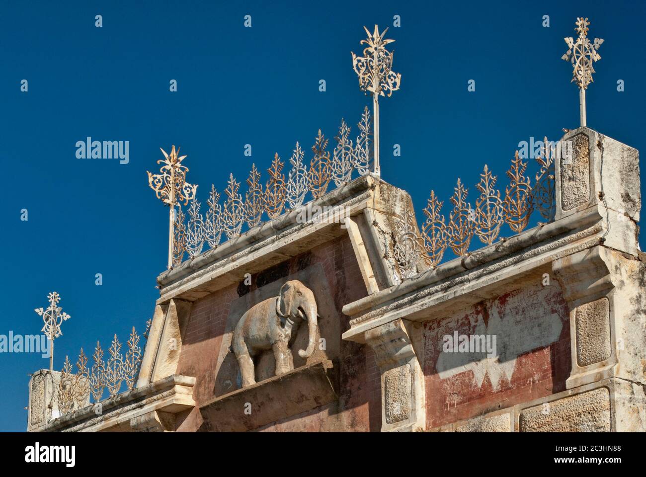 Parapetto di rilievo degli elefanti e ricco cresting di ferro presso il White Elephant Saloon Limestone Building, 1888, sulla East Main Street a Fredericksburg, Texas, USA Foto Stock