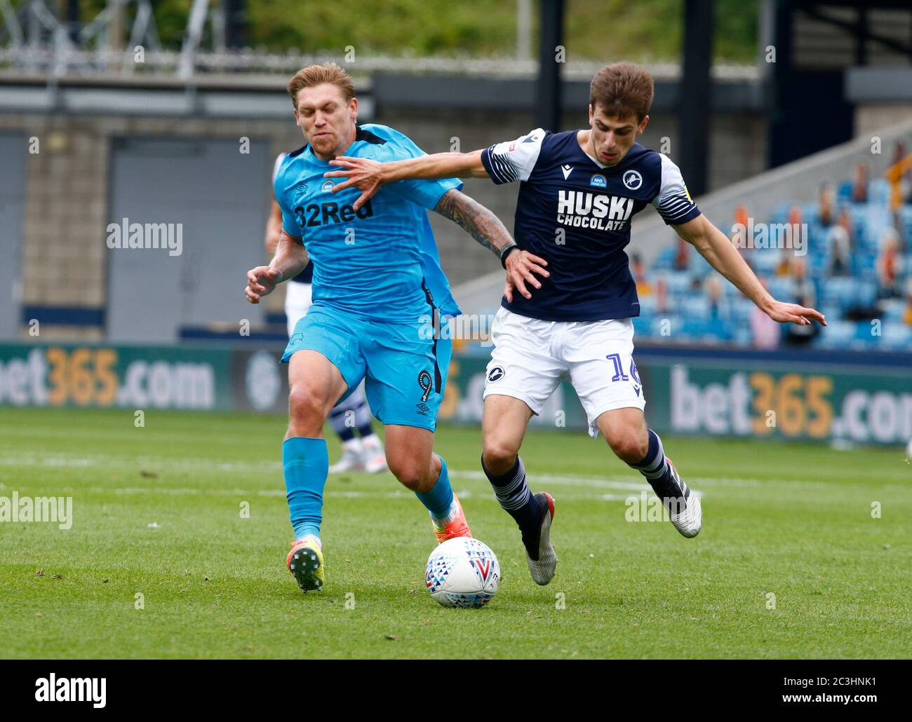 LONDRA, Regno Unito, GIUGNO 20: Martyn Waghorn della Contea di Derby e Jayson Molumby di Millwall durante il campionato EFL Sky Bet tra Millwall e Derby County al Den Stadium, Londra il 20 giugno 2020 Credit: Action Foto Sport/Alamy Live News Foto Stock