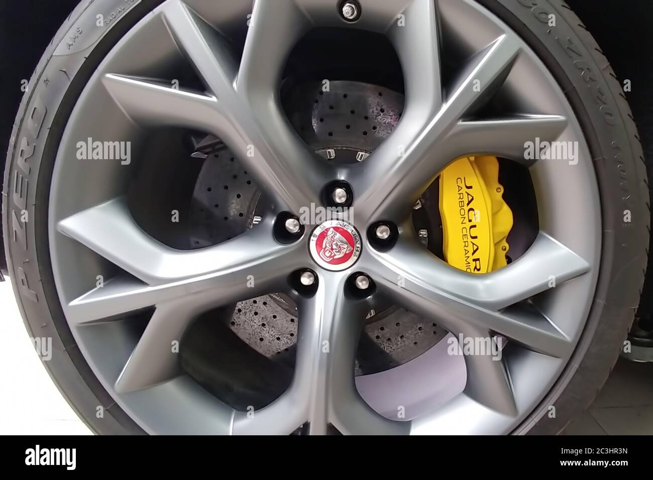 Mosca, Russia - 1 maggio 2019: Interni della Jaguar F-Type R nera su un ascensore presso un centro di assistenza Land Rover. Riparazione e diagnostica della vettura. Vista posteriore Foto Stock