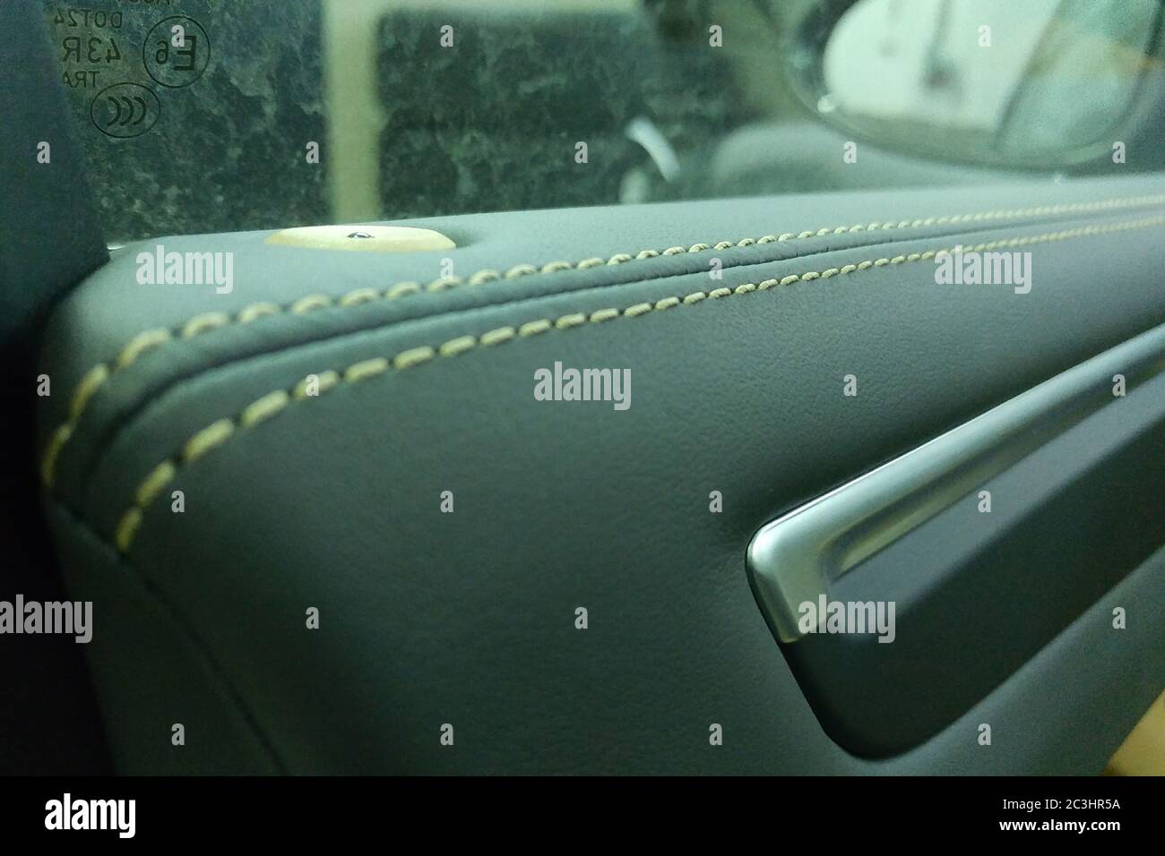 Mosca, Russia - 07 maggio 2019: Cuciture beige di pannelli in pelle nera all'interno del Premium Porsche Cayenne SUV. Primo piano Foto Stock