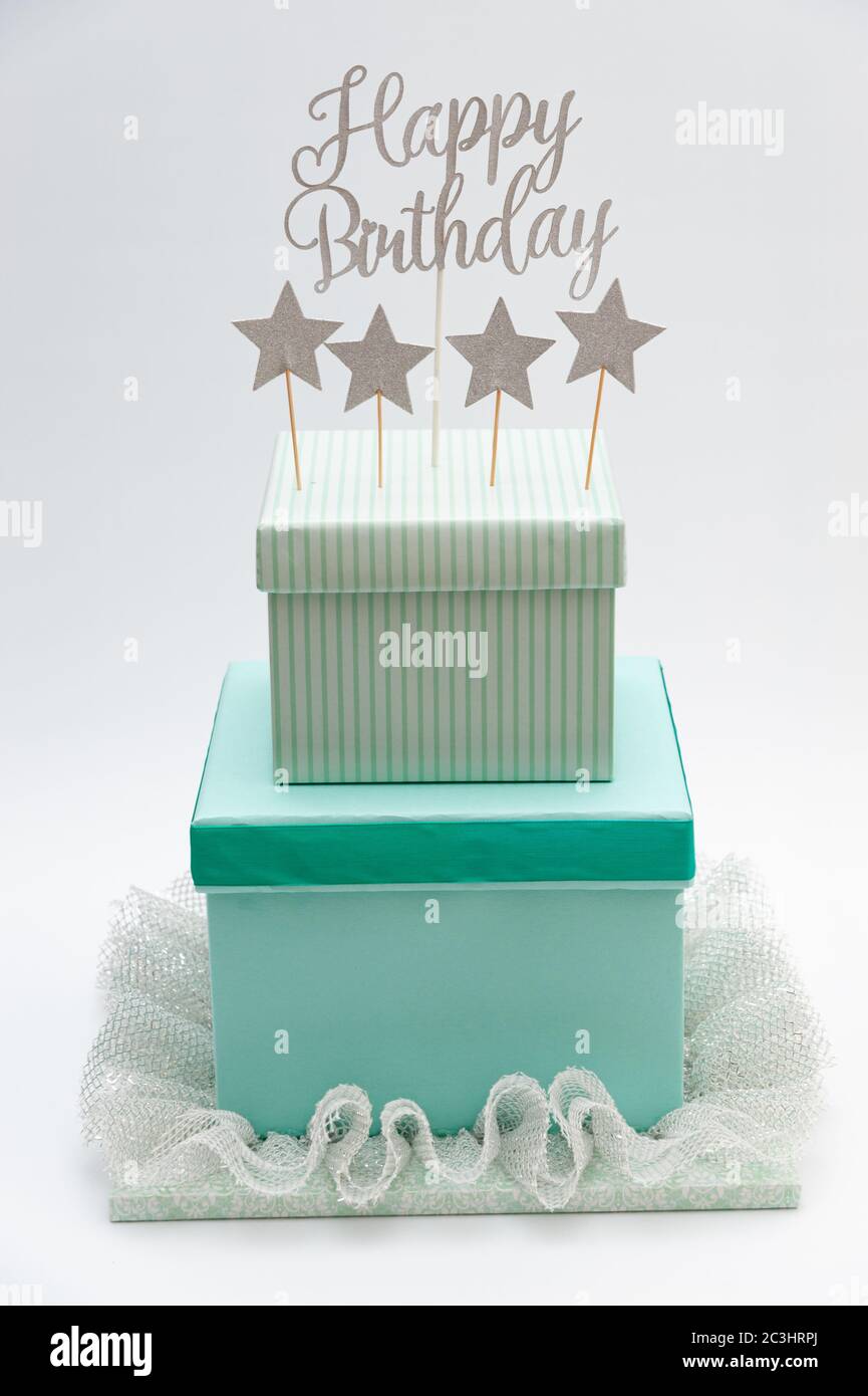 Torta Fake - torta scatola regalo fai da te. Torta di compleanno fatta con  scatole. Decorato con carta colorata, pizzo pieghettato, forme a stella e  la frase: Buon compleanno Foto stock - Alamy