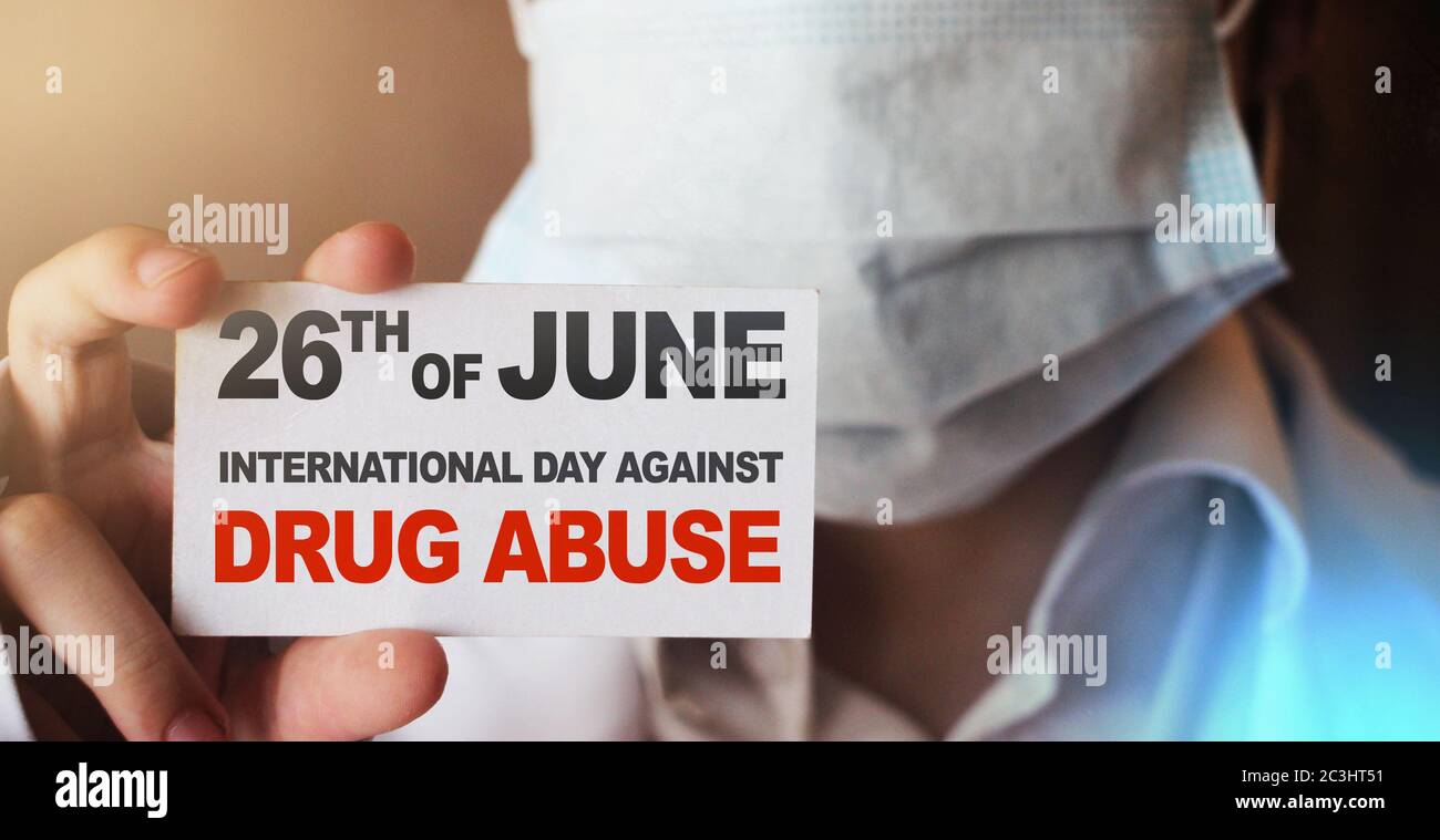 26 giugno Giornata Internazionale contro l'abuso di droghe su carta bianca in mano Dottore. La dipendenza da droghe premiando il concetto di assistenza sanitaria medica Foto Stock