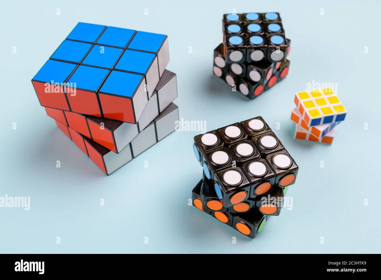 NOVI SAD, SERBIA - 10 GIUGNO 2018: Cubo di Rubik, originariamente chiamato Magic Cube, inventato da uno scultore ungherese e professore di architettura Erno Rubi Foto Stock