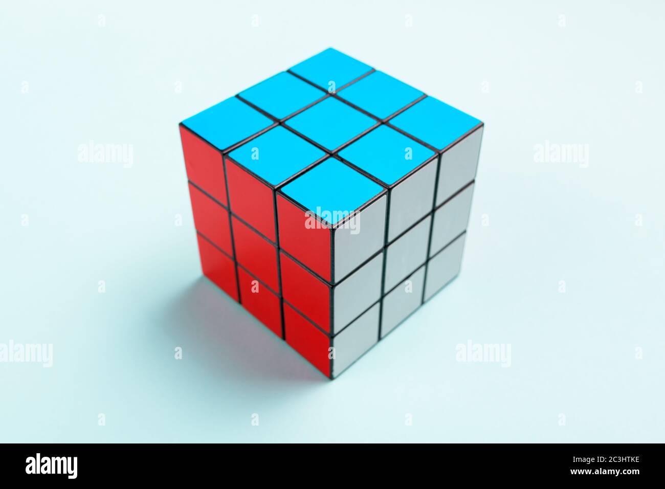 NOVI SAD, SERBIA - 10 GIUGNO 2018: Cubo di Rubik, originariamente chiamato Magic Cube, inventato da uno scultore ungherese e professore di architettura Erno Rubi Foto Stock