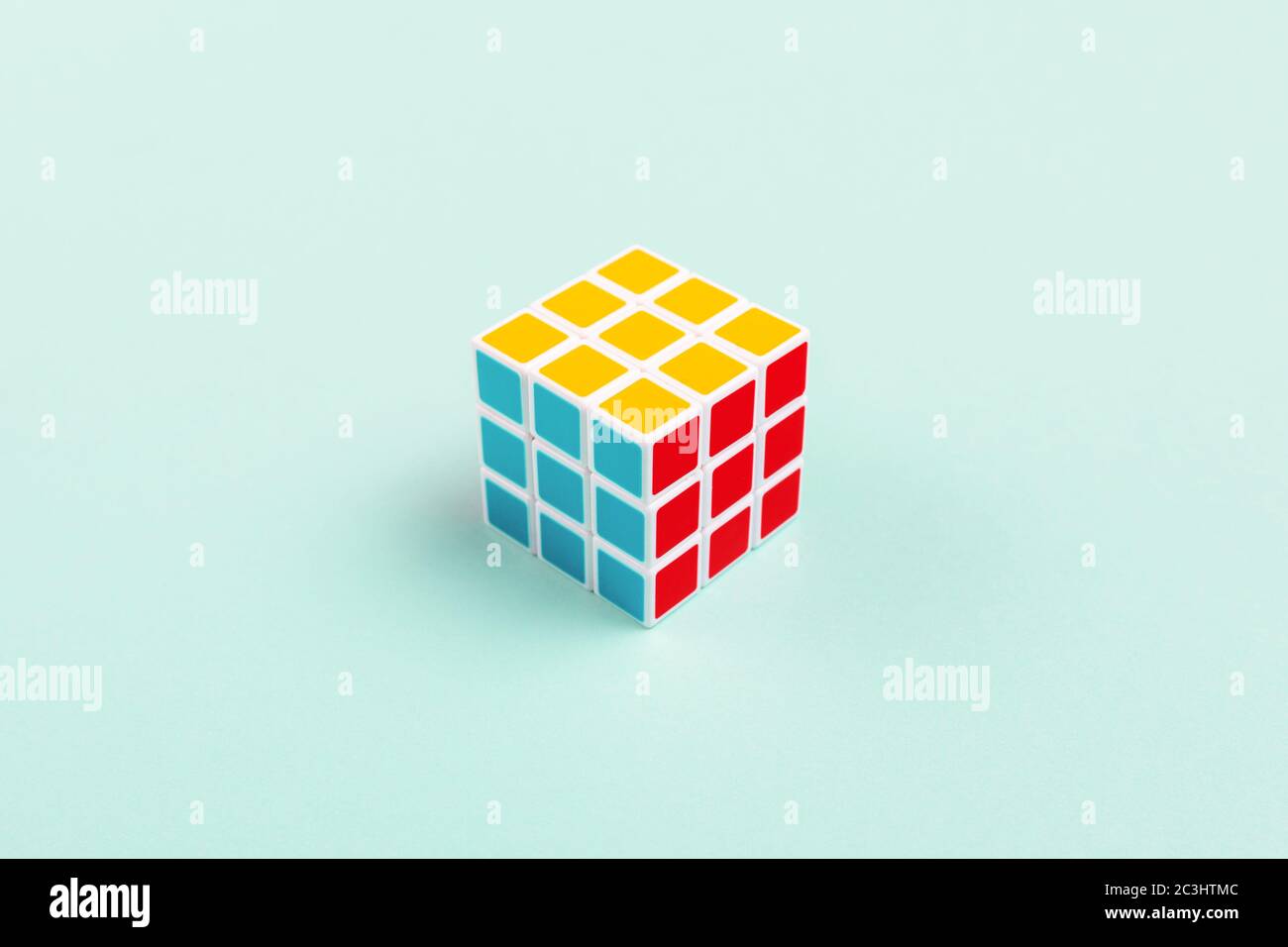 NOVI SAD, SERBIA - 10 GIUGNO 2018: Cubo di Rubik, originariamente chiamato Magic Cube, inventato da uno scultore ungherese e professore di architettura Erno Rubi Foto Stock