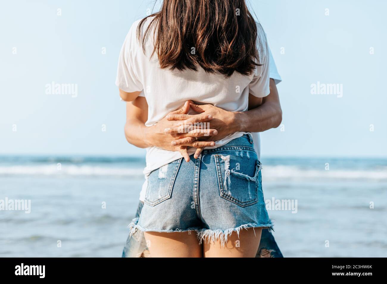 Una coppia romantica che ama e abbraccio sulla spiaggia. Foto Stock