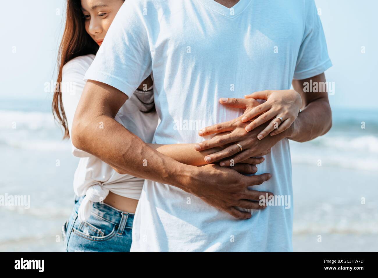 Una coppia romantica che ama e abbraccio sulla spiaggia. Foto Stock