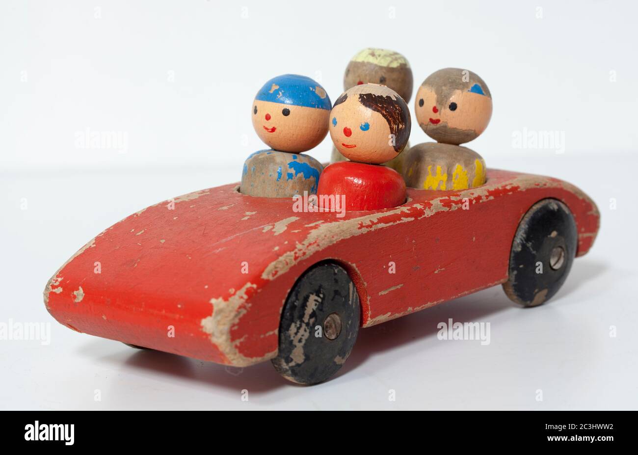 Auto modello in legno d'epoca con passeggeri Foto Stock