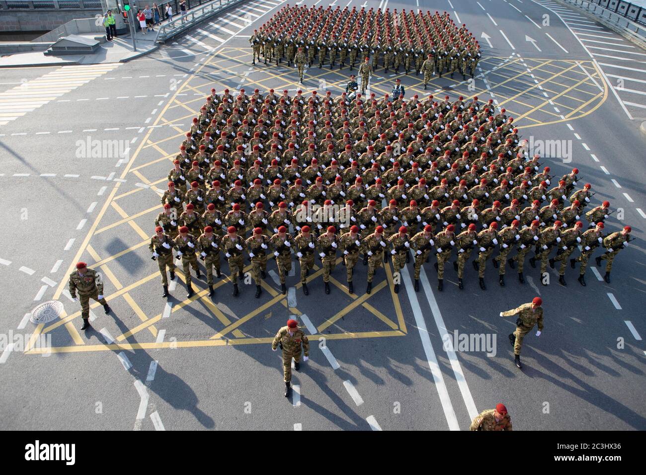 Mosca, Russia. 20 Giugno 2020. I soldati russi camminano lungo una strada prima della prova per la parata militare del giorno della Vittoria a Mosca, Russia, il 20 giugno 2020. La Russia si prepara per una parata militare il 24 giugno per celebrare il 75° anniversario della vittoria sovietica contro i nazisti nella seconda guerra mondiale Credit: Alessandro Zemlianichenko Jr/Xinhua/Alamy Live News Foto Stock