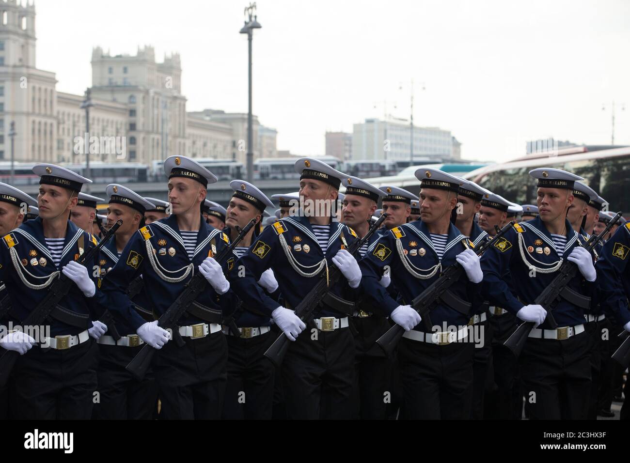 Mosca, Russia. 20 Giugno 2020. I soldati russi camminano lungo una strada prima della prova per la parata militare del giorno della Vittoria a Mosca, Russia, il 20 giugno 2020. La Russia si prepara per una parata militare il 24 giugno per celebrare il 75° anniversario della vittoria sovietica contro i nazisti nella seconda guerra mondiale Credit: Alessandro Zemlianichenko Jr/Xinhua/Alamy Live News Foto Stock