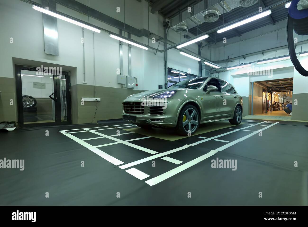 Mosca. Febbraio 2019. Porsche Cayenne nel centro di assistenza. Installazione e calibrazione della telecamera surround view 360. Configurazione delle telecamere posteriori anteriori e laterali Foto Stock