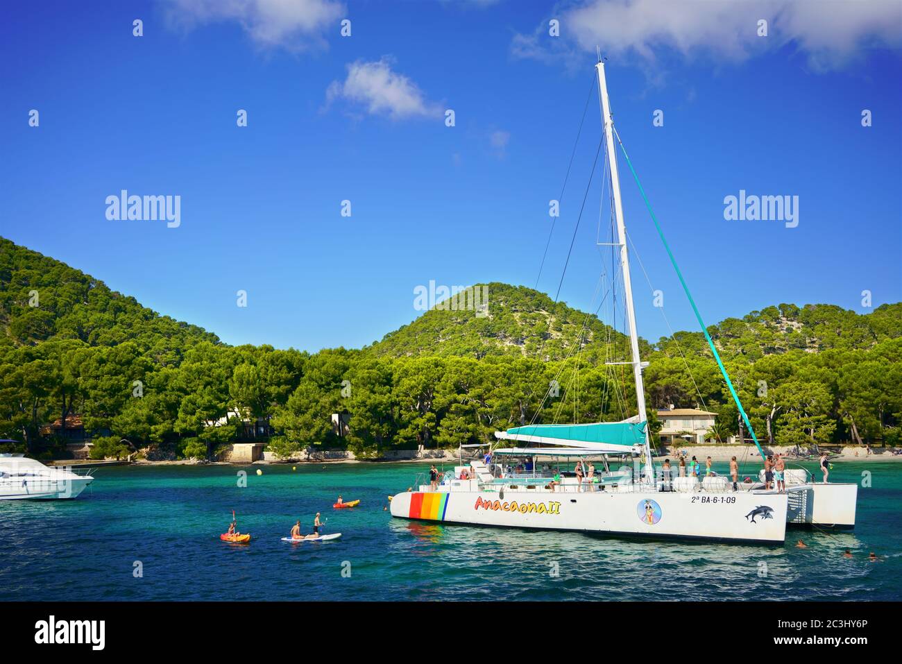 Catamarano ormeggiato nella baia di Playa de Formentor, Maiorca settentrionale, Isole Baleari. I turisti possono fare una gita di un giorno con attività sportive acquatiche. Foto Stock