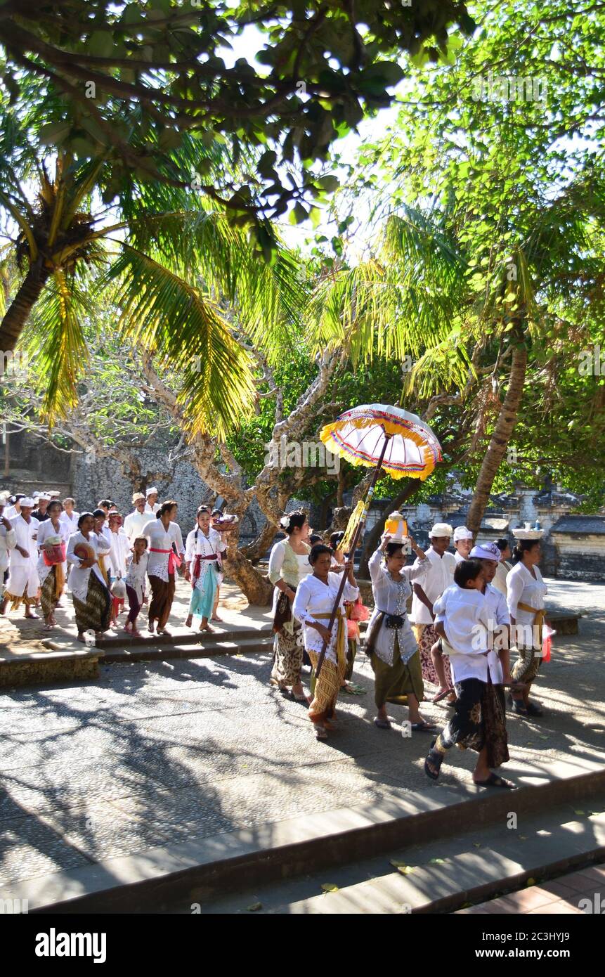 Persone balinesi che frequentano la cerimonia Meprani al Tample di Batur. Meprani è una delle cerimonie indù a Bali, Indonesia. Foto Stock