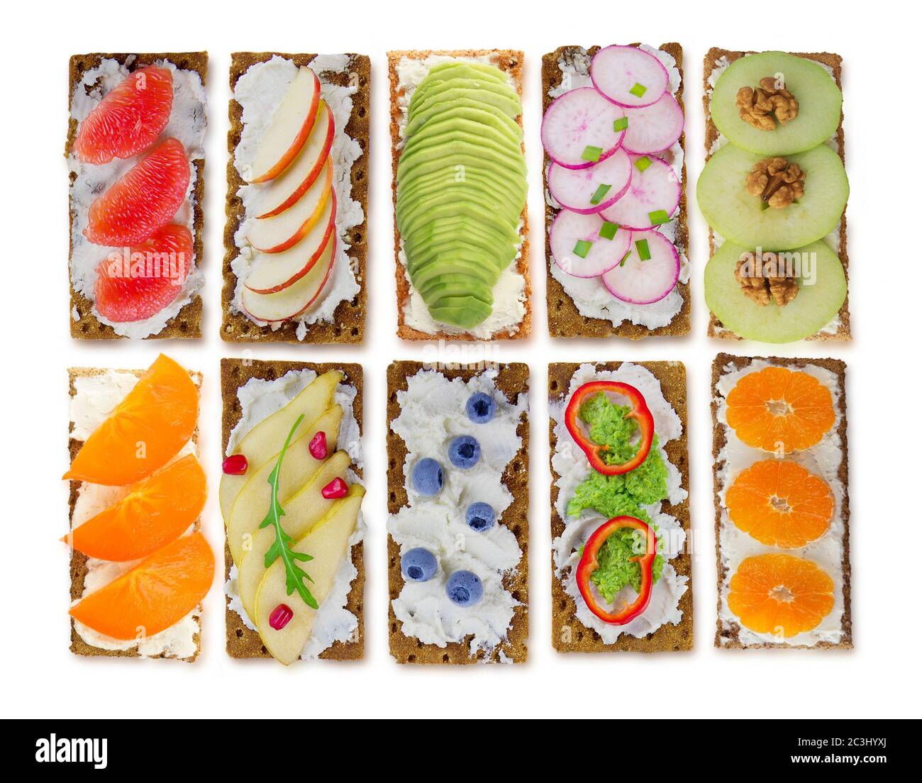 Panini con formaggio spalmabile e frutti di bosco freschi, frutta e  verdura. Snack fresco e salutare con croccante su sfondo bianco Foto stock  - Alamy