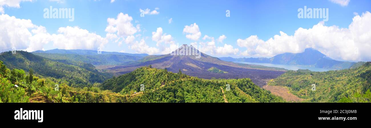 Il monte Batur (o il vulcano Kintamani) è un vulcano attivo e molto popolare. Foto Stock