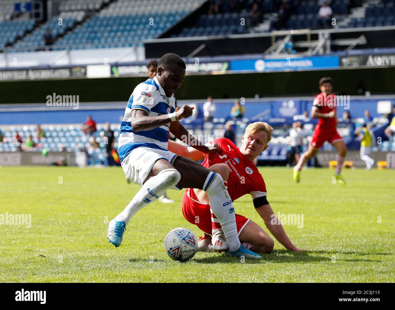 20 giugno 2020; il Kiyan Prince Foundation Stadium, Londra, Inghilterra; Campionato inglese di calcio, Queen Park Rangers contro Barnsley Football Club; Bright Osayi-Samuel dei Queens Park Rangers è sfidato da ben Williams di Barnsley Foto Stock