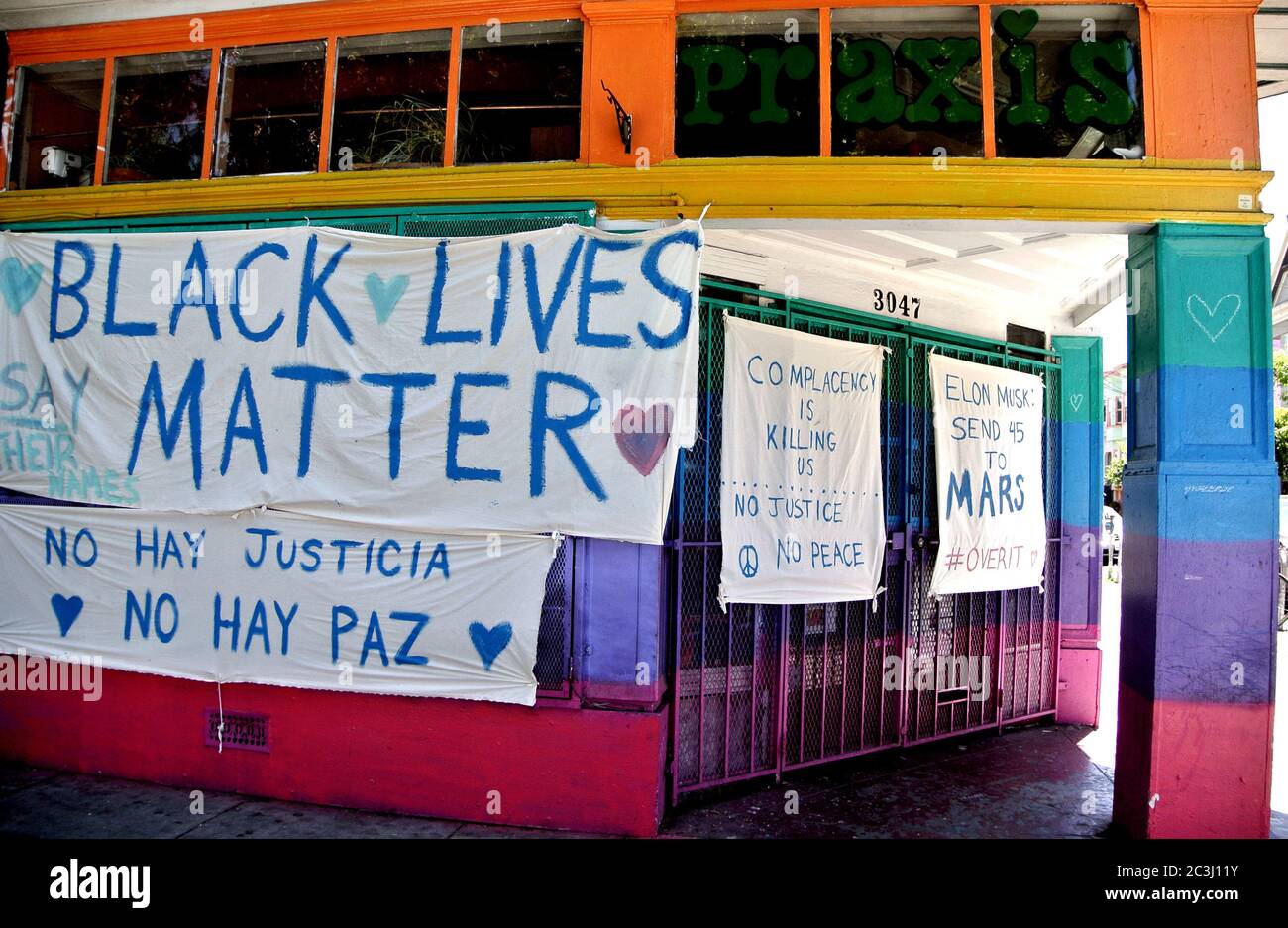 Il punto vendita vacante nel Mission District di San Francisco mostra segni che sostengono la vita nera, la materia e nessuna giustizia, la pace. Foto Stock