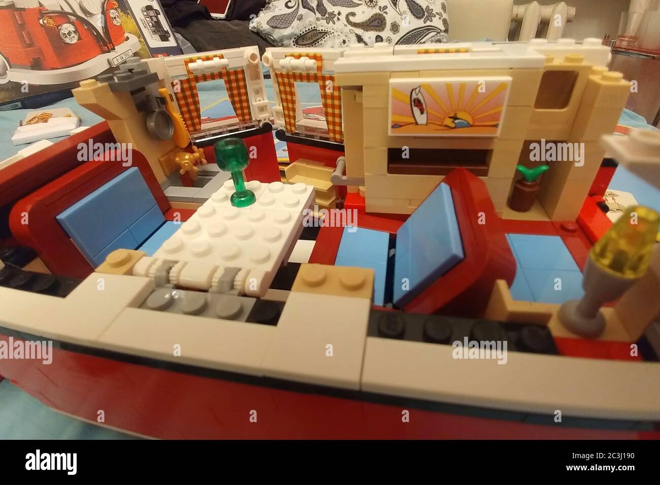 Mosca, Russia - 08 maggio 2019: Montaggio di un minibus Volkswagen Transporter T1 da Lego. Auto giocattolo berlina. Primo piano Foto Stock