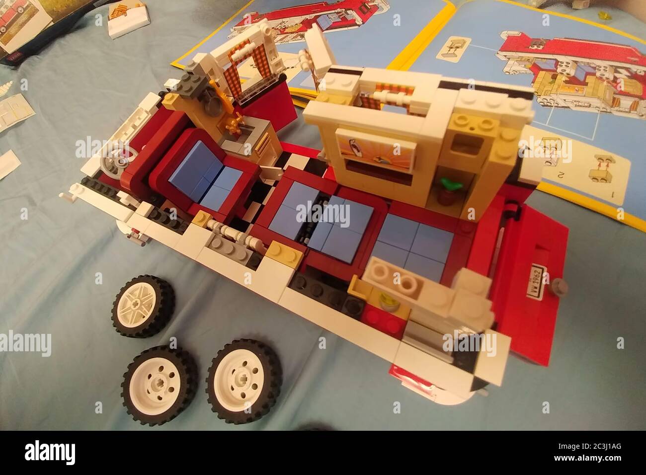 Mosca, Russia - 08 maggio 2019: Montaggio di un minibus Volkswagen Transporter T1 da Lego. Interno dell'auto giocattolo. Primo piano. Semisontato Foto Stock