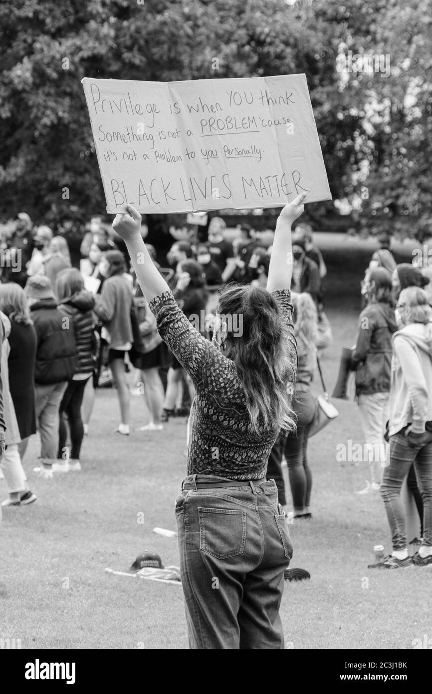 Donna che tiene un poster alla veglia silenziosa tenuta ad Harrogate in memoria di George Floyd, North Yorkshire, Inghilterra, Regno Unito. Foto Stock