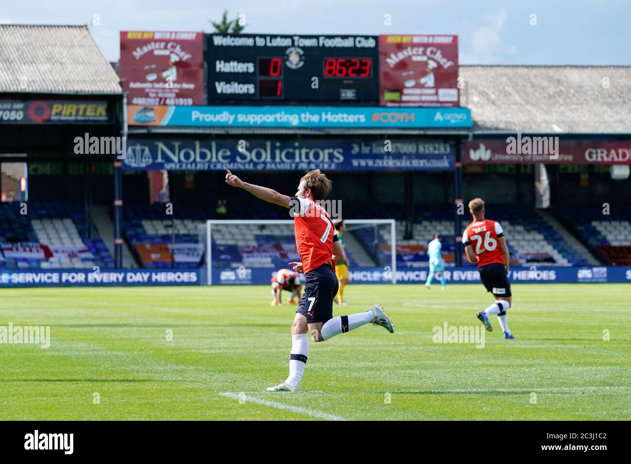 Luton, Bedfordshire, Regno Unito. 20 Giugno 2020. Callum McManaman di Luton Town festeggia dopo aver ottenuto il primo gol della sua squadra durante la partita del campionato Sky Bet tra Luton Town e Preston North End a Kenilworth Road, Luton, Inghilterra. Foto di David Horn. Credit: Prime Media Images/Alamy Live News Foto Stock