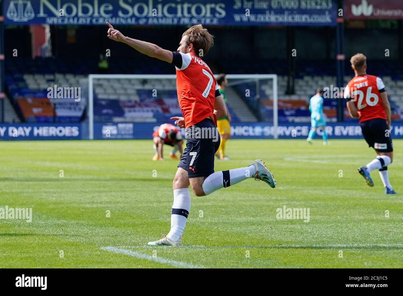 Luton, Bedfordshire, Regno Unito. 20 Giugno 2020. Callum McManaman di Luton Town festeggia dopo aver ottenuto il primo gol della sua squadra durante la partita del campionato Sky Bet tra Luton Town e Preston North End a Kenilworth Road, Luton, Inghilterra. Foto di David Horn. Credit: Prime Media Images/Alamy Live News Foto Stock