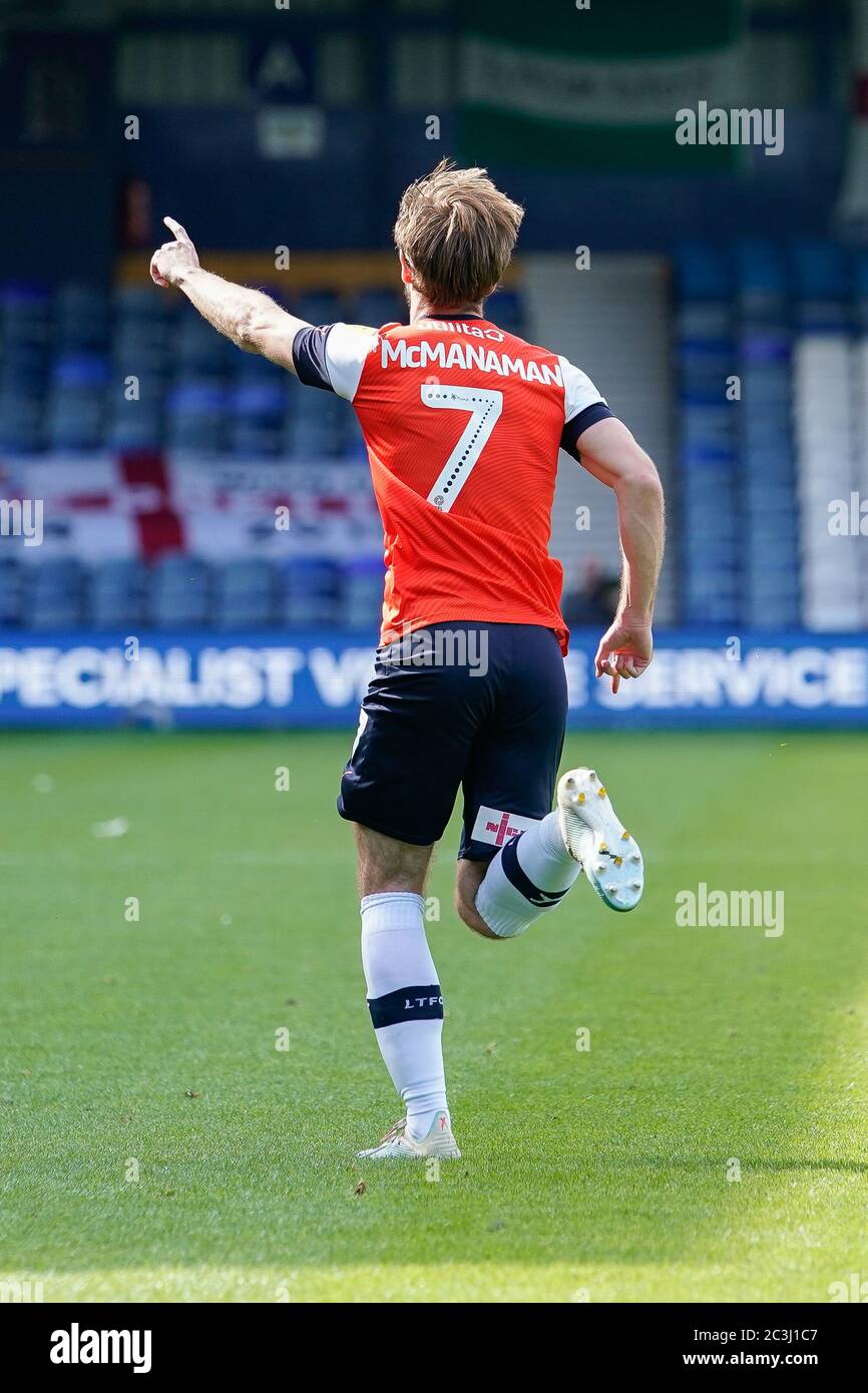 Luton, Bedfordshire, Regno Unito. 20 Giugno 2020. Callum McManaman di Luton Town festeggia dopo aver ottenuto il primo gol della sua squadra durante la partita del campionato Sky Bet tra Luton Town e Preston North End a Kenilworth Road, Luton, Inghilterra. Foto di David Horn. Credit: Prime Media Images/Alamy Live News Foto Stock