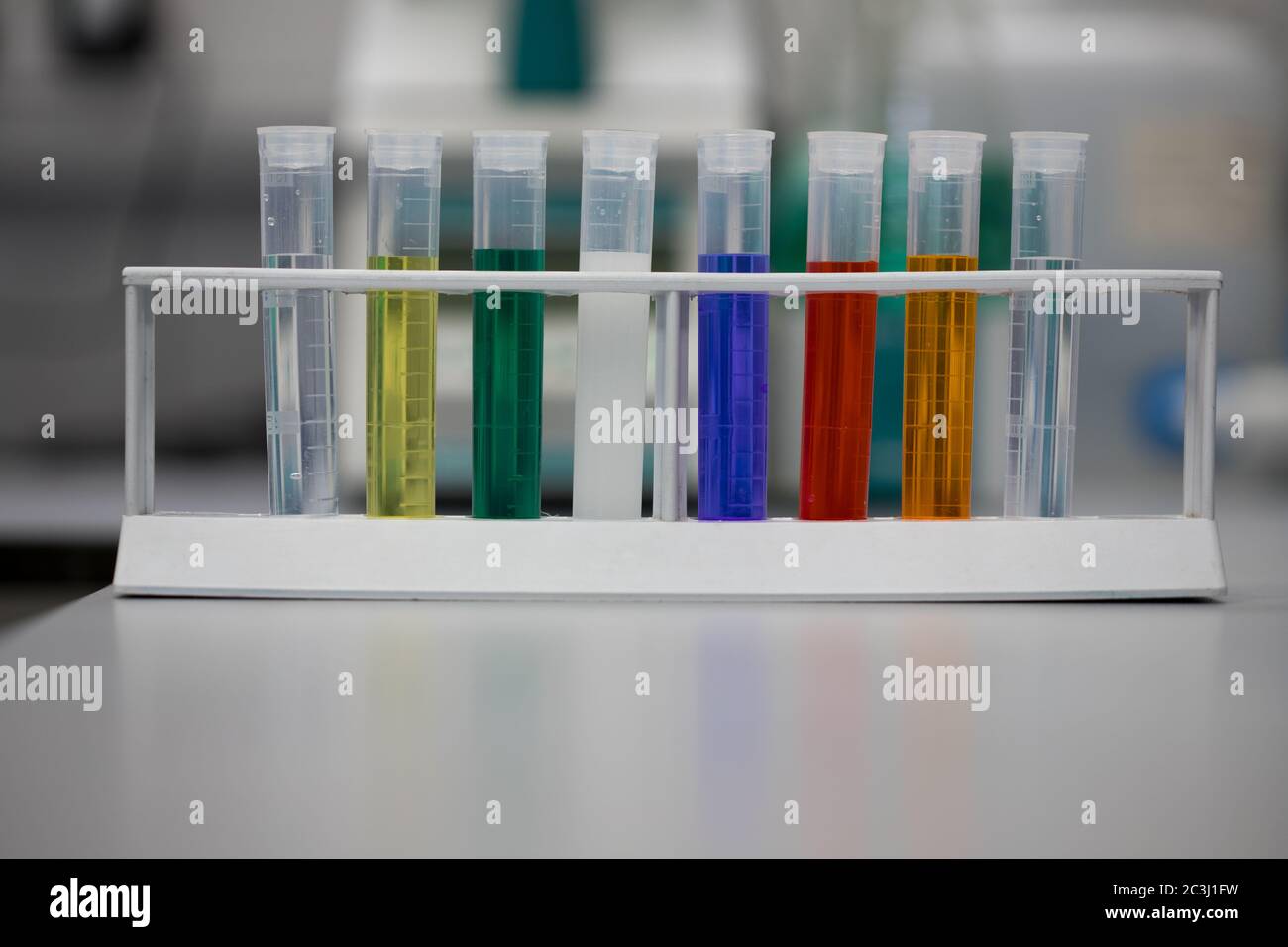 Analisi chimica delle soluzioni in laboratorio. Prodotti chimici colorati in provette Foto Stock