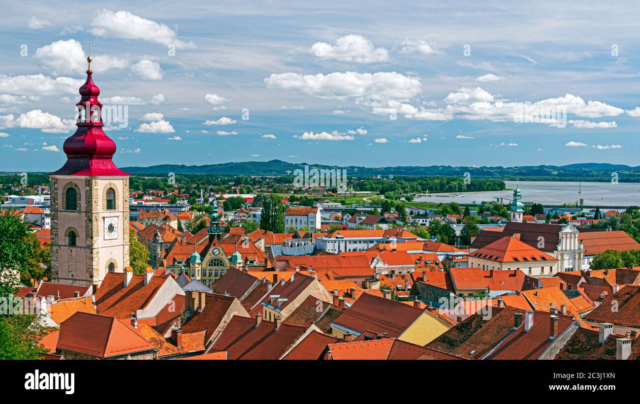 Panorama dal castello della bellissima città di Ptuj che si trova lungo la riva del fiume Drava. Foto Stock
