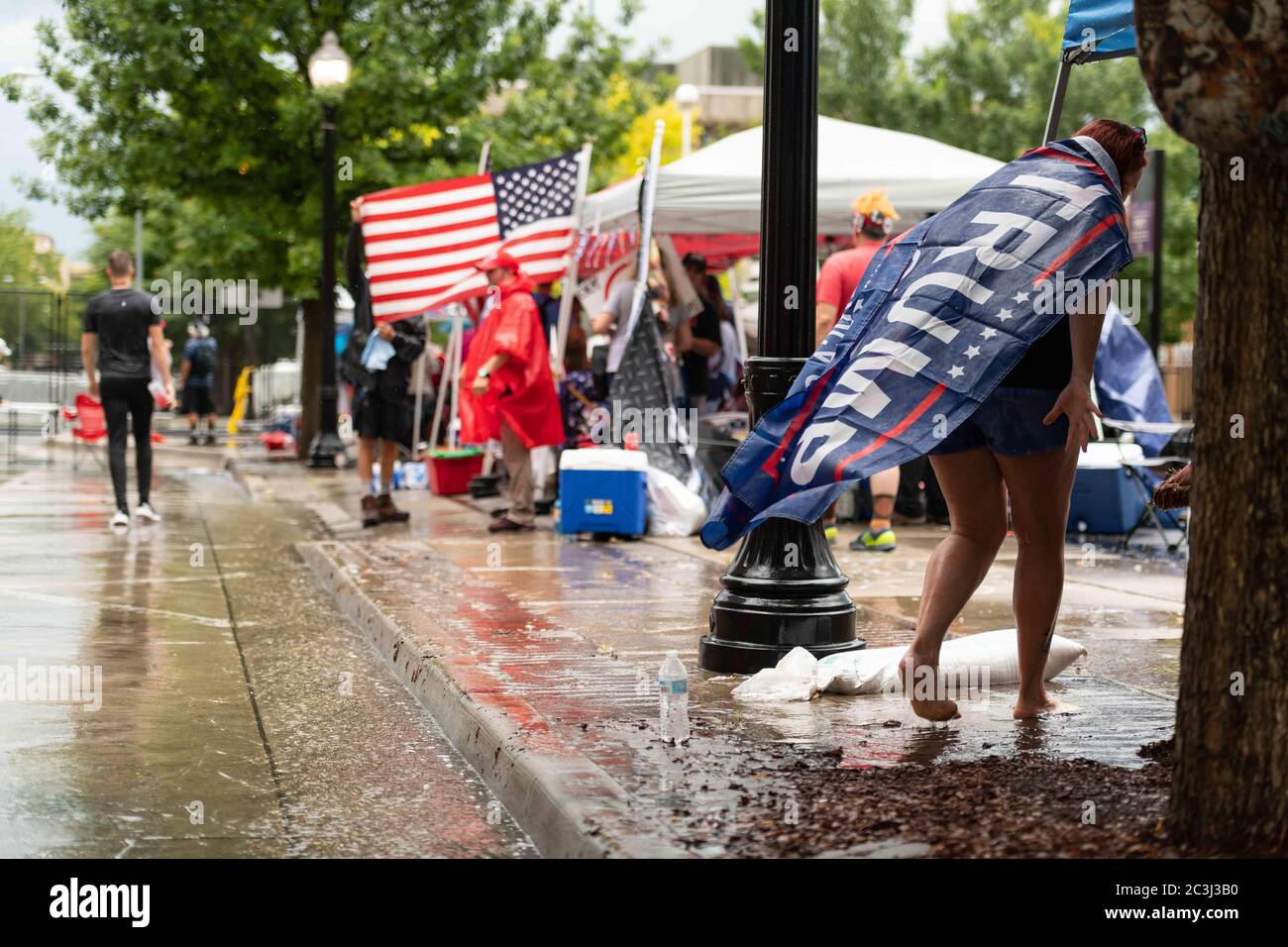 Tulsa, Oklahoma, Stati Uniti. 19 giugno 2020. I sostenitori di Trump iniziano a fare i marciapiedi di fronte al BOK Center, dove il presidente Trump terrà un raduno il 20 giugno 2020. Credit: Tyler Tomasello/ZUMA Wire/Alamy Live News Foto Stock