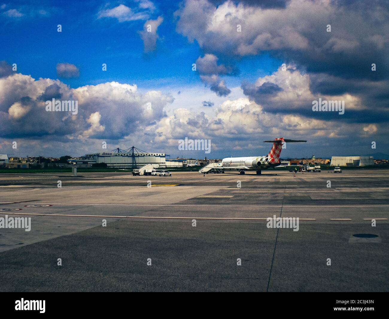 Bellissimo scatto di una pista aeroportuale con un aereo bianco Foto Stock