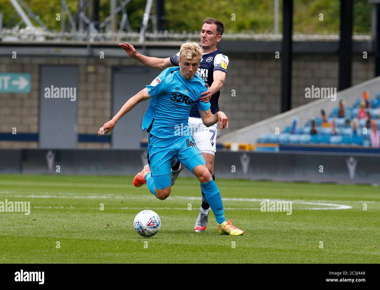 LONDRA, Regno Unito, 20 GIUGNO: Louie Sibley della contea di Derby durante il campionato EFL Sky Bet tra Millwall e Derby County al Den Stadium, Londra il 20 giugno 2020 Credit: Action Foto Sport/Alamy Live News Foto Stock