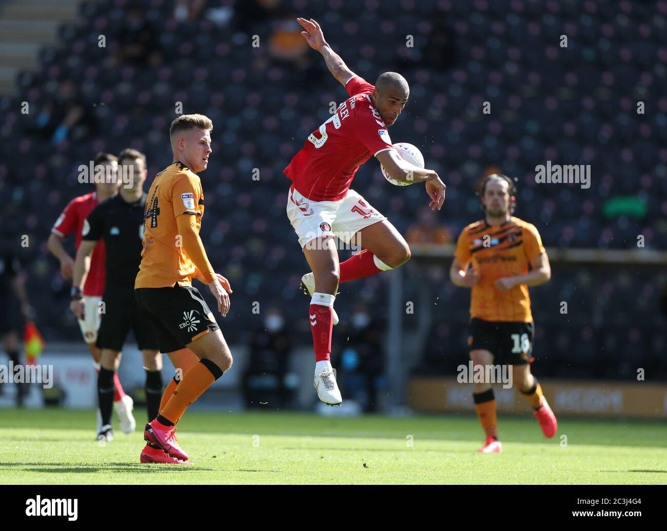 Darren Pratley di Charlton Athletic e James Scott di Hull City durante la partita del campionato Sky Bet allo stadio KCOM, Hull. Foto Stock