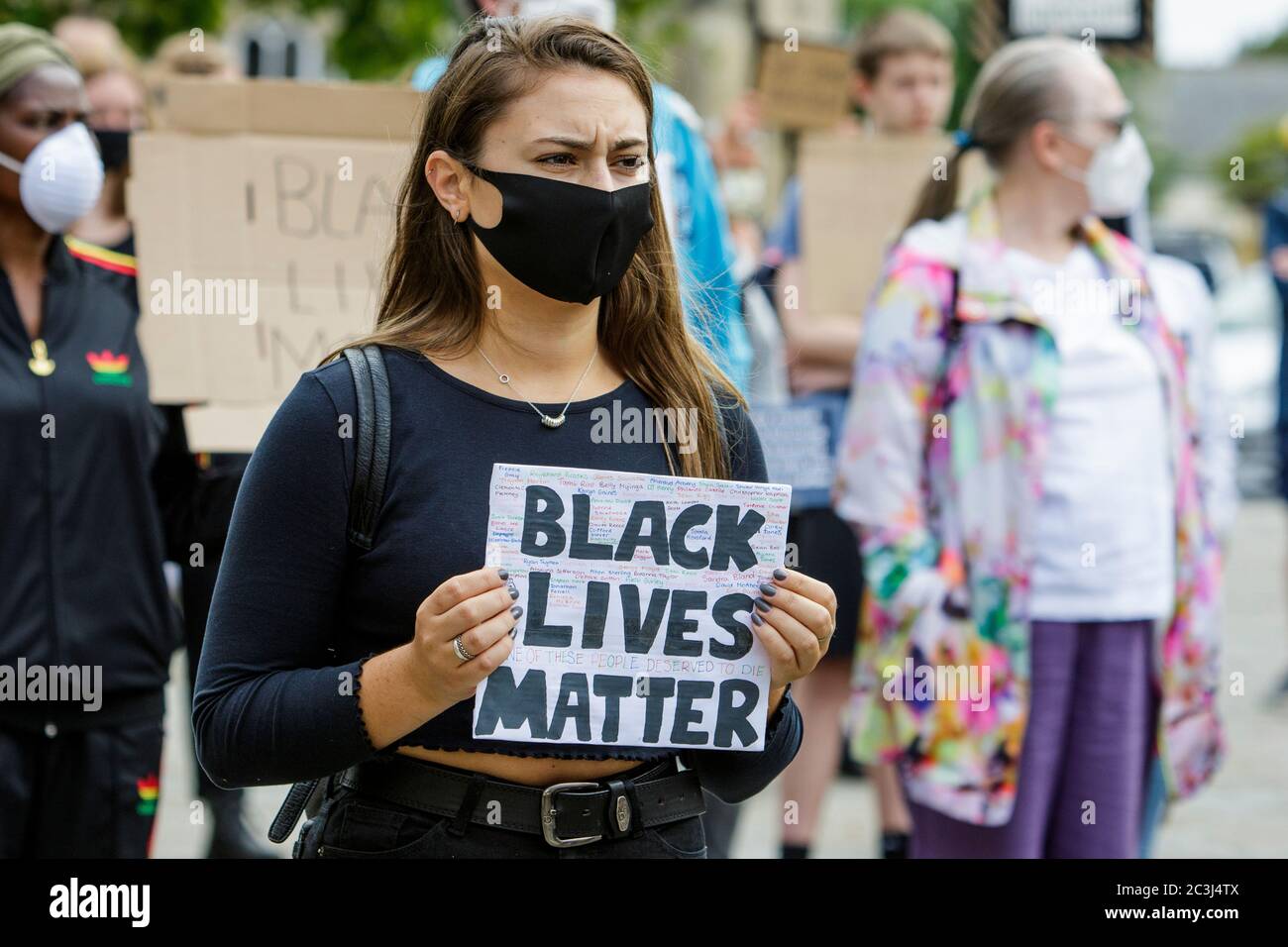 Chippenham, Wiltshire, Regno Unito. 20 Giugno 2020. Una donna tiene in mano un cartello nero Lives Matter durante una protesta nera Lives Matter BLM nel Market Place della città. Il raduno è stato organizzato per far sì che la popolazione locale attirasse l'attenzione sul razzismo nel Regno Unito e per mostrare solidarietà con altre proteste BLM che si sono svolte in tutto il mondo dopo la morte di George Floyd, morto nella custodia della polizia il 25 maggio a Minneapolis. Credit: Lynchpics/Alamy Live News Foto Stock