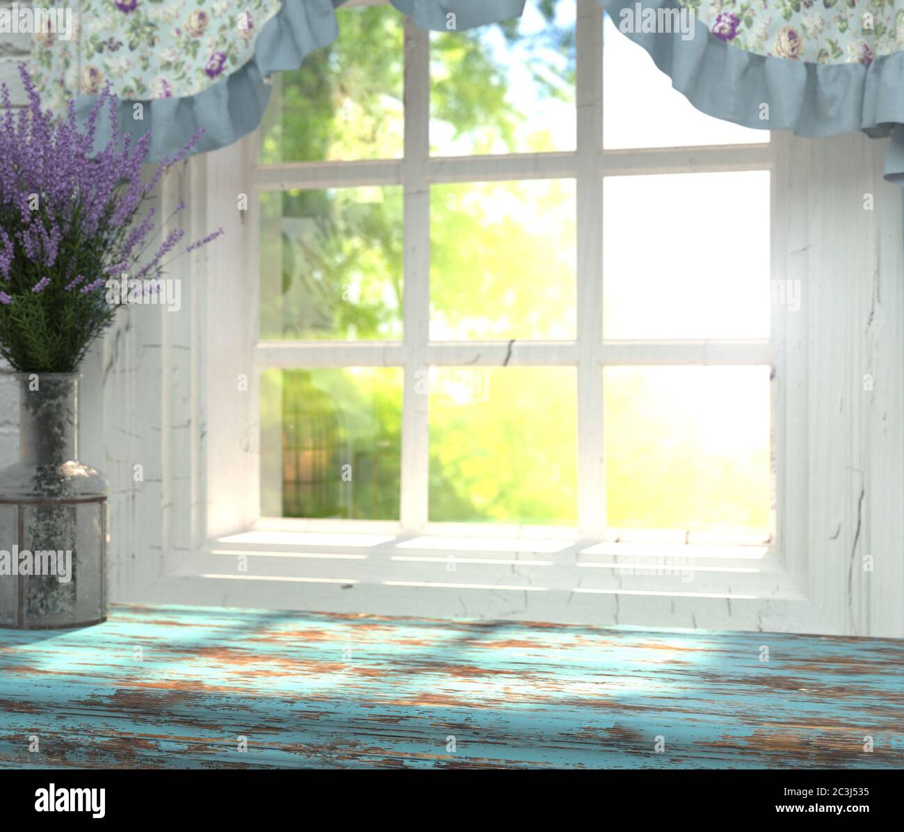 Un tavolo in legno di colore blu e vaso di lavanda davanti a uno sfondo sfocato di una finestra con un giardino verde dietro il bicchiere. Interno in Foto Stock